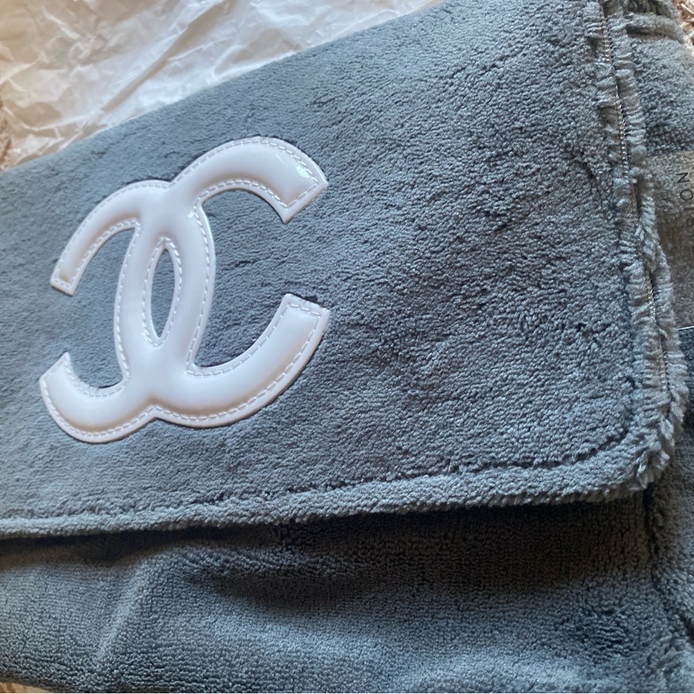 NEW Precision CHANEL Soft Gray Messenger Bag with White Logo